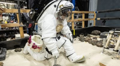 Traje espacial da missão lunar da NASA se aproxima do marco