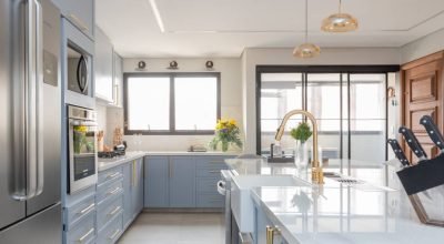 Juntas, mas com limites: veja tipos de divisórias para separar a cozinha da lavanderia