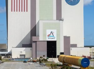 Estágio central do foguete Artemis III é transferido para NASA Kennedy