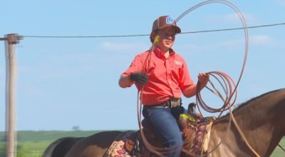 Garoto apaixonado por cavalos coleciona premiações em provas de laço