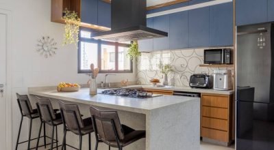 Laminado azul, freijó, granito branco e azulejos foram a linda cozinha deste apê alugado