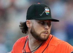 Emocional locutor da MLB tem um ataque de arremessadores usando versículos bíblicos em chapéus durante a Noite do Orgulho