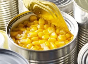 Sem abridor em casa? Veja truque fácil para abrir suas latas