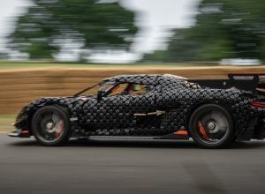Carro feito Lego em tamanho real atinge 111 km/h e quebra recorde
