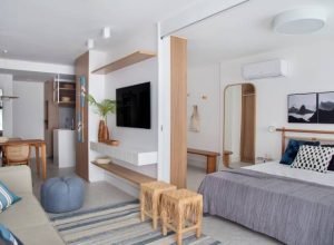 Leve e despretensioso: apê de 50 m² tem painel de azulejos em branco e azul-escuro na sala