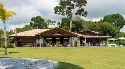 Linda casa de praia em Trancoso foi erguida ao redor das árvores