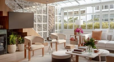 Lindo apartamento iluminado com cara de casa tem teto ripado em tauari e sunroom