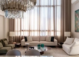 Luxo e funcionalidade: veja como usar lustres e pendentes na sala de estar e jantar