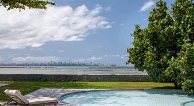 Luxo! Piscina de casa de praia é revestida de mármore branco no formato 10 x 10 cm