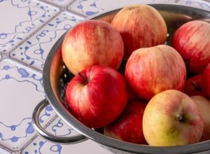 Na fruteira ou na geladeira? Veja onde guardar a maçã para durar mais