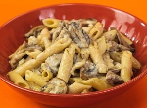 Macarrão ao molho de cogumelos: cremoso, sofisticado e prático