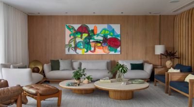 Madeira protagonista: apê tem painéis e brises de freijó na sala e Shou Sugi Ban no lavabo