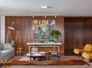 Marcenarias em jacarandá e móveis vintage do modernismo brasileiro marcam apê