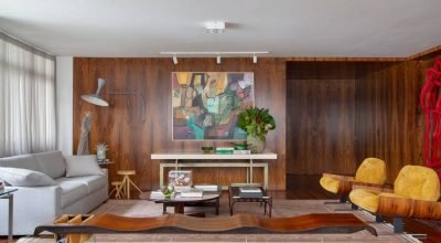 Marcenarias em jacarandá e móveis vintage do modernismo brasileiro marcam apê