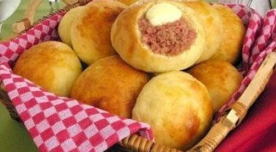 Esse pão de linguiça some da mesa em minutos