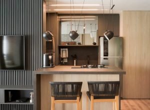 Materiais naturais, tons sóbrios e soluções sob medida definem apartamento de 60 m²