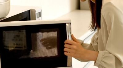 Micro-ondas encardido? Veja como limpar rápido e sem esfregar