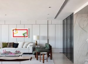 Mix de peças de diferentes designers cria apê cheio de personalidade