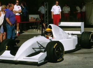 Última McLaren de Senna volta às pistas após 33 anos
