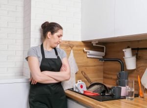 Odeia lavar louça no frio? Estas dicas podem facilitar sua rotina