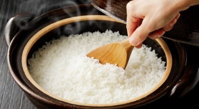 Precisa lavar o arroz? Veja quando isso realmente faz diferença no preparo