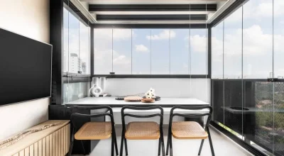 Neste apartamento de 43 m² tem mesa que sobe e desce automaticamente na varanda