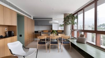 Neste apê, banco é suporte para plantas e objetos de decoração, além de rack para a TV