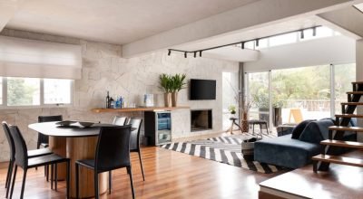 Neste apê na Vila Madalena, a suíte fica no mezanino e tem um banheiro transparente