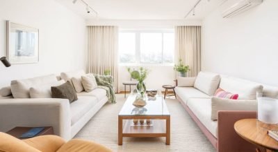 O lavabo deste apartamento tem papel de parede de sapos!