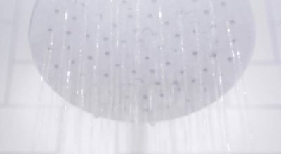 Água fraca no banho? Veja um passo a passo para limpar os furinhos do chuveiro
