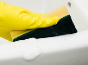 Limpeza de banheiro: dicas essenciais para vaso, box e piso brilhando
