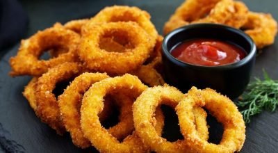 O segredo para uma cebola empanada supercrocante