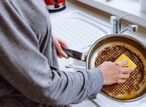 o jeito certo de ariar panelas e deixá-las brilhando