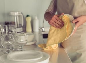 Pano de prato sujo pode contaminar alimentos? Saiba os riscos