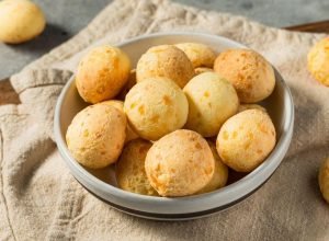 Como fazer pão de queijo crocante por fora e macio por dentro