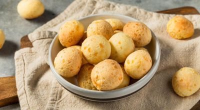 Como fazer pão de queijo crocante por fora e macio por dentro