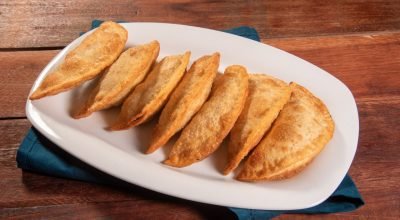 Pastel caseiro de frango desfiado com requeijão