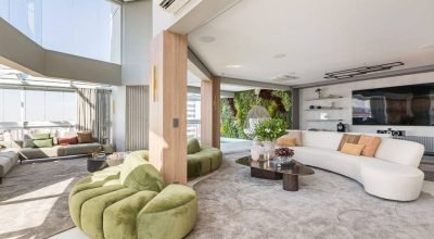 Penthouse luxuosa tem área de relaxamento com piscina e cromoterapia na sala