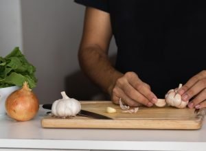 Como tirar cheiro de alho e cebola das mãos? Veja o que funciona de verdade