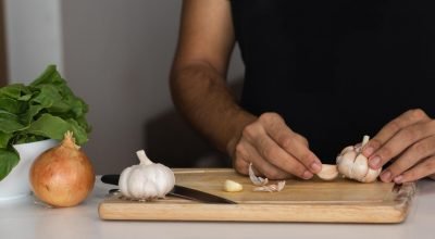 Como tirar cheiro de alho e cebola das mãos? Veja o que funciona de verdade