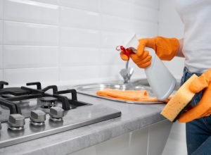 Fogão engordurado? Veja como deixar brilhando em poucos minutos