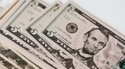 Dólar opera em queda com foco em EUA e nas contas públicas do Brasil