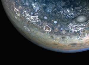 Júpiter colorido e caótico - NASA