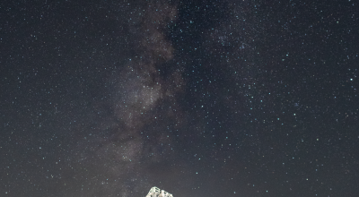 Antena DSS-15 de Goldstone e a Via Láctea