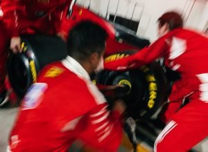 Como funciona e é organizada a equipe de pit stop da Ferrari?