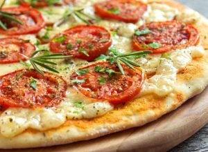 Receita de massa de pizza de liquidificador fica pronta em minutos