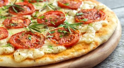 Receita de massa de pizza de liquidificador fica pronta em minutos