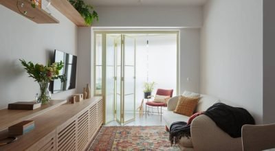 Portas de correr e portas camarão criam soluções multifuncionais neste apê de 77 m²