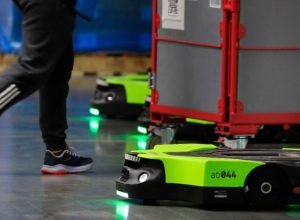Amazon desenvolve um robô de armazém com o qual os trabalhadores podem conversar