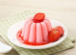 Pudim de morango com calda caseira para curtir com as crianças